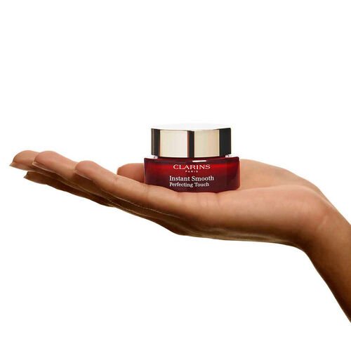 Clarins Instant Smooth Perfecting Touch ไพรเมอร์ช่วยอำพรางรูขุมขน ริ้วรอย และเติมเต็มร่องลึกให้ผิว สามารถใช้เดี่ยวๆ หรือใช้ผสมกับรองพื้นได้